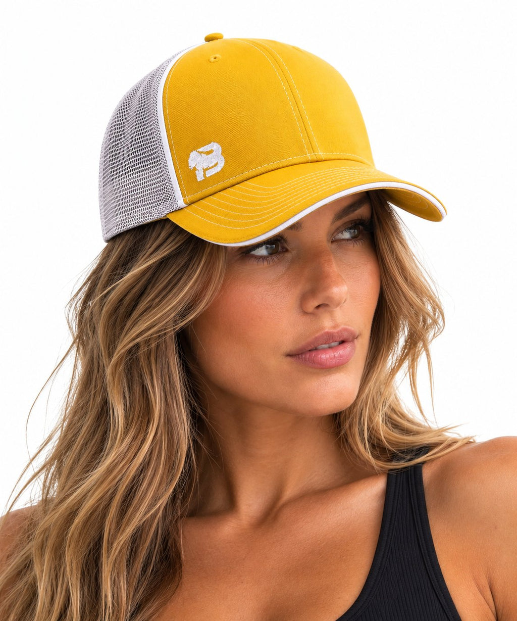 Mujer con gorra trucker BLUEGORILLA amarilla puesta