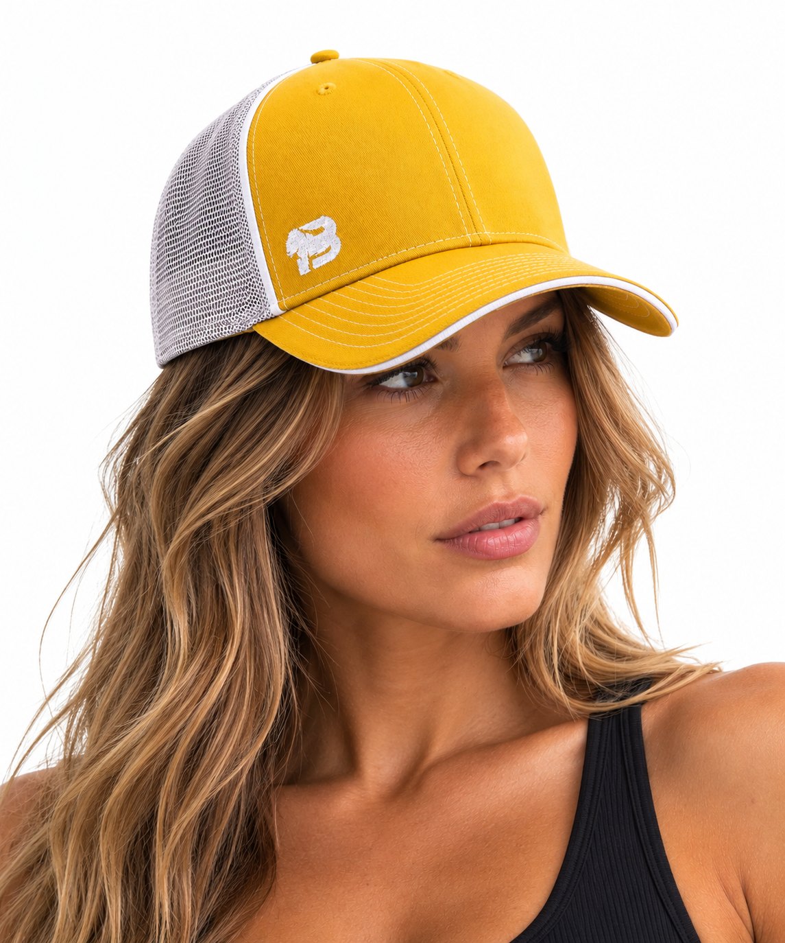 Mujer con gorra trucker BLUEGORILLA amarilla puesta