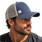 Hombre con gorra trucker BLUEGORILLA azul puesta