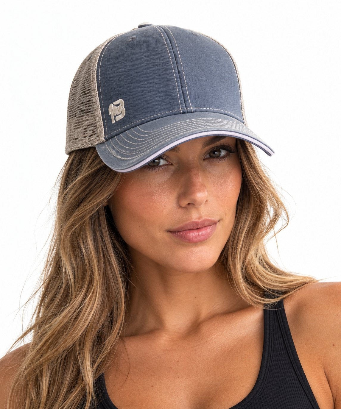 Mujer con gorra trucker BLUEGORILLA azul puesta