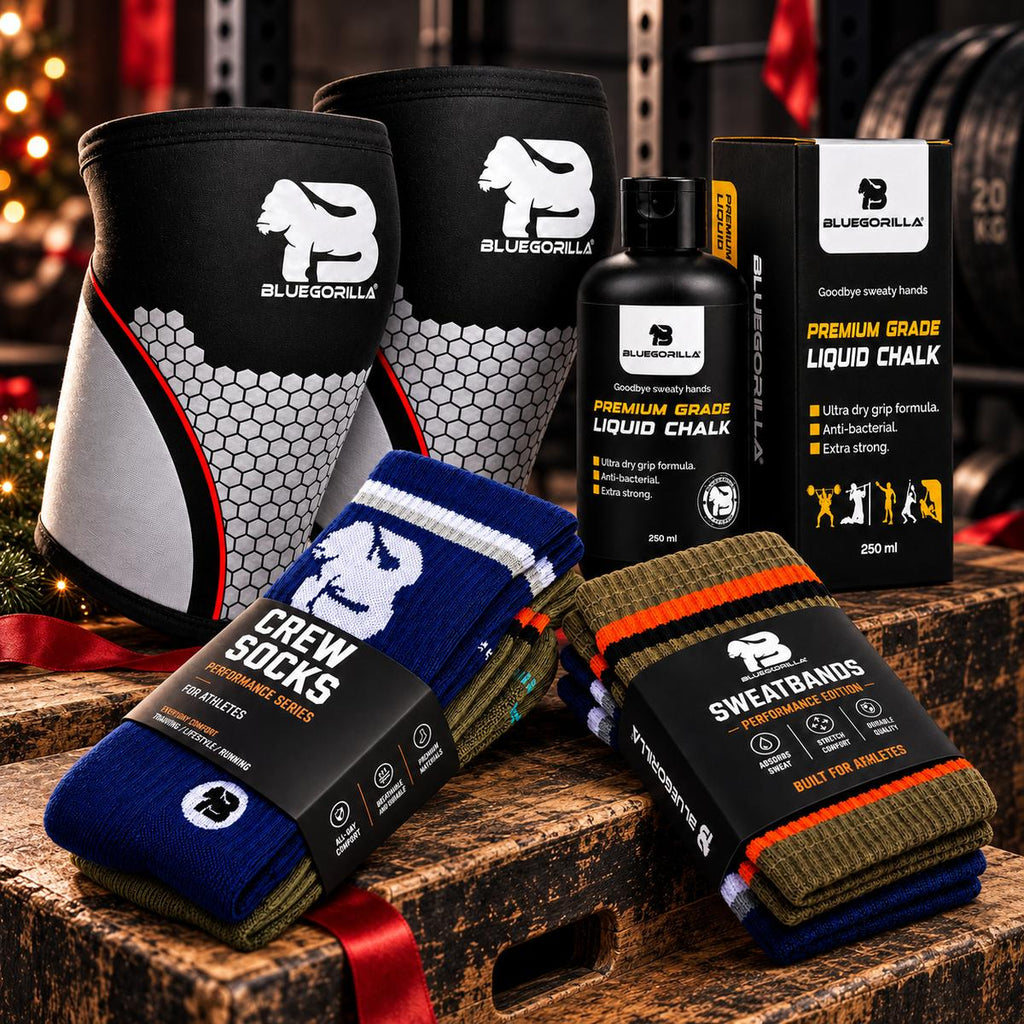 BLUEGORILLA - Pack HYROX BLUEGORILLA® · Rodilleras + Calcetines TACTICAL + Magnesio líquido + Sweatbands de regalo - S-M / S - Bluegorilla CrossFit training bundle with black knee sleeves, blue crew socks, orange wrist sweatbands, and liquid chalk.